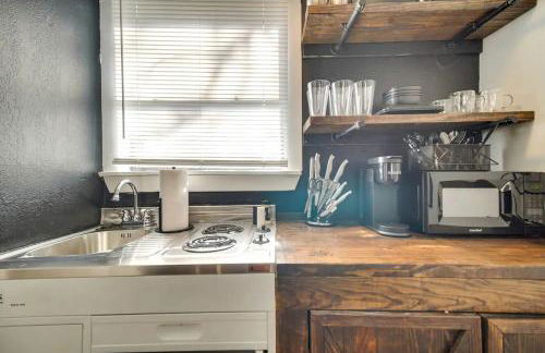 Tranquil Ozarks Studio Retreat with Woodland Views, Near Fishing, Hiking & Gentry, AR - Foto 2