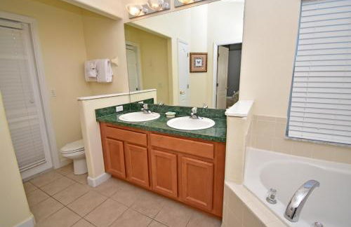 Comfortable Pool Home with Spa & Games Room Close to Disney - Foto 17