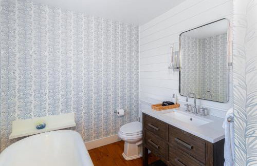 Close to Dtwn Nantucket! Group Getaway with Patio - Foto 50