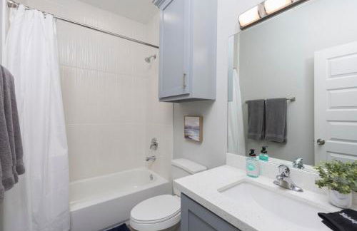 La Querencia on Zinnia w Fast Wifi & Workspace - Photo 9