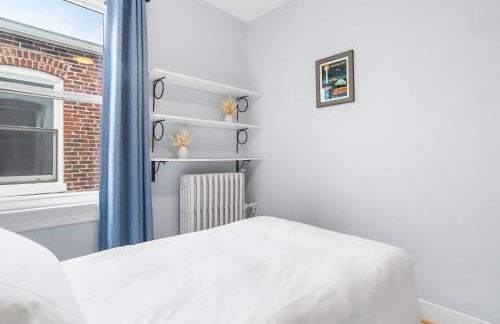 Sojourn Lovely Hill Family Home with Backyard near DC Icons - Foto 28