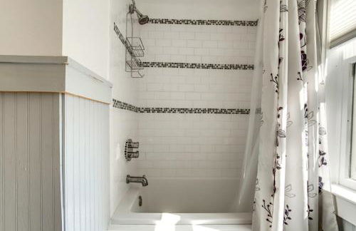 Charming Victorian Farmhouse on Historic Main St - Foto 19