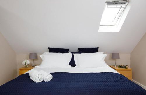 " Orchard Croft Lodge ", New Property, DOG FRIENDLY, Ideal for all Goodwood Events, 5 Minutes from Southend Barns, 9 Minutes From Sandy West Wittering Beach, 2 Bathrooms, Can Sleep 8 On Request, ' Starlink ' Wi-Fi & Sky Sports, Zip & Link Super-King beds - Foto 31