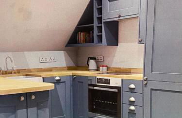 Stunning 2 Bedroom Flat in a Central Location - Photo 2