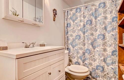 WOW!! Ultimate Pocono Retreat Hot Tub, Game Room, Fire Pit, Near Lakes & Hiking! - Foto 41