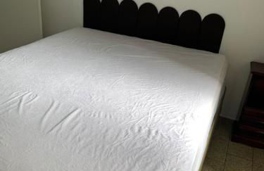 Apartamento Praia das Astúrias, 2 minutos de caminhada para praia, piscina, garagem demarcada, cama Queen - Foto 36