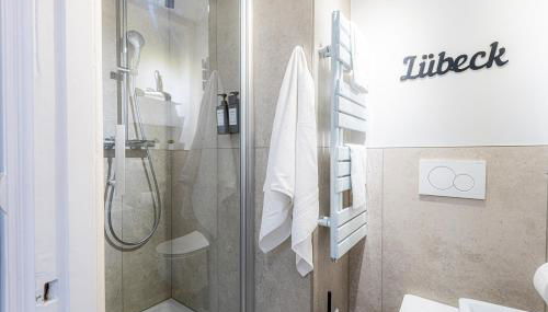 Sadebo Apartments Wunnertiet 2 Schlafzimmer 500m zur Innenstadt - Foto 5, towels, Shower