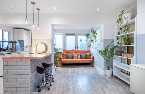 Bright & Stylish 4-Bed Home in the Heart of Morden - Photo 49