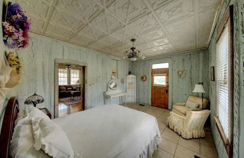 1800's Antique Log Cabin with Modern Amenities near Fredericksburg and Kerrville, Texas - Photo 28