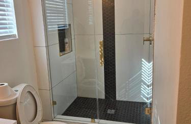 Modern B&W Coastal Retreat 2BR 2BA and Laundry - Foto 30