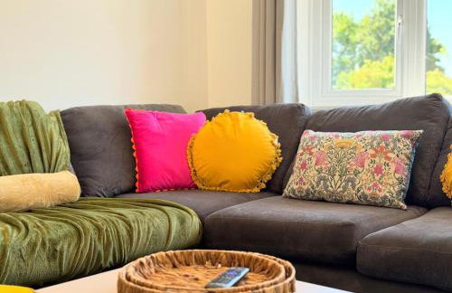 New Spacious 4 Bedrooms 5 Beds House Sleeps 8! - Foto 9