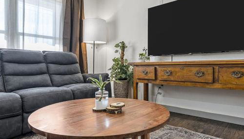 5th St Getaway w Sauna Hot tub Firepit & Game Room - Foto 5