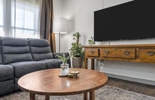 5th St Getaway w Sauna Hot tub Firepit & Game Room - Foto 5