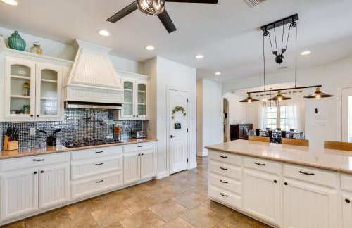 Unwind Fireside Wills Point Gem with Hot Tub and Pond - Foto 10