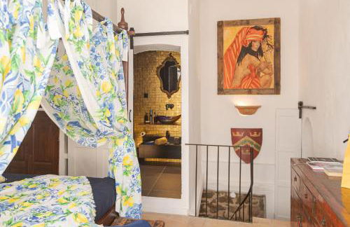 Steps from the Port! Chic 2-Bed in the Heart of Saint-Tropez - Photo 18