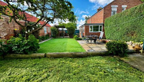 Luxury Isla Cottages Bourne, Dog Friendly with Garden, Parking, Countryside Views, Family Holidays & Easy Access to Town - Foto 4, Garden, Garden view