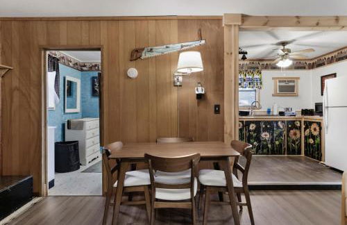 Riverfront Cabin Wood Stove Fire Pit & Grill - Foto 14