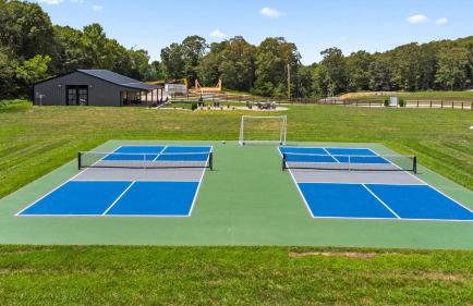 NEW Spacious Clarkson Getaway w Games & Yard - Foto 52