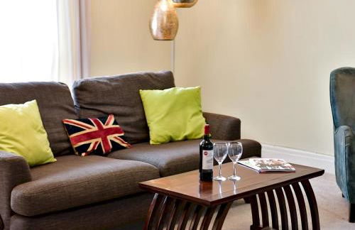 Spacious 4 Bedroom home with Parking Garden - Pass the Keys - Foto 2