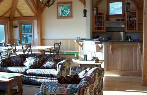 Stunning Waterfront Cabin with a Boathouse on Tupper Lake in New York - Foto 2