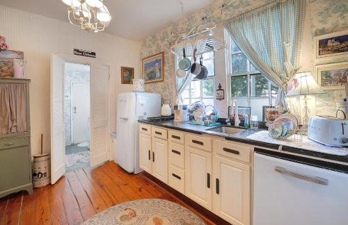 4BR 3 BA HUGE, Balcony, Cemetery, Streetcar sleeps 8! - Photo 16