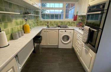 Wardown Place - Spacious 3 Bed House available for short term or long term Rental - Foto 11