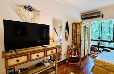 Maresias, Chalé H29 em condomínio dentro da Mata Atlântica e de frente a Entrada 18 da praia - Foto 1