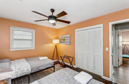 HotTub, King & PoolTable~East Wichita - Foto 8