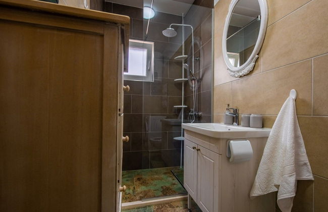 Charming and Tranquil Kastel Gomilica Apartment With Balcony and Patio - Foto 30