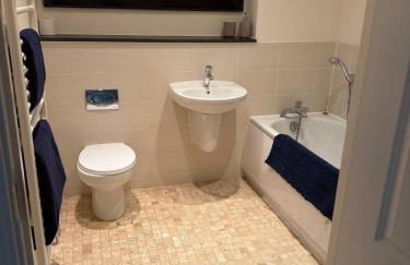 SIX at Wooburn Green Cosy Retreat with Balcony near LEGOLAND Lapland UK and Windsor - Foto 29