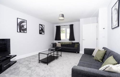 Central Telford Home - Sleeps 8 - Private Parking - Photo 11