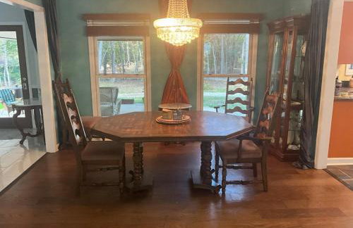 Quiet Forest Vacation home on a Private Road with Spacious Patios, Fire pit, Pet friendly and a Private pool - Foto 35