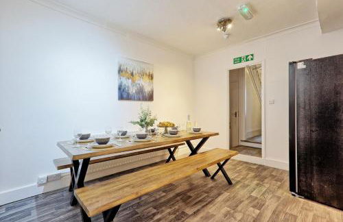 Large 5-Bedroom Home, Perfect for Long Stays & Team Accommodation - Foto 68