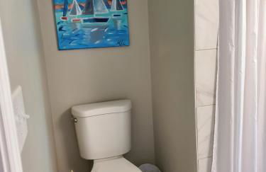 Cheerful Cozy Cottage 2 bedroom 1bath - Photo 22