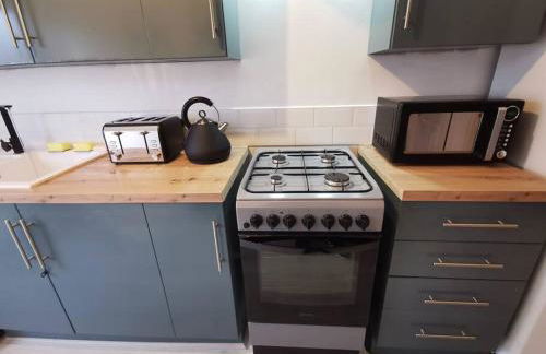 Spacious & comfy 4 bed house, 6 Beds, Free Private Parking & Wifi - Foto 10