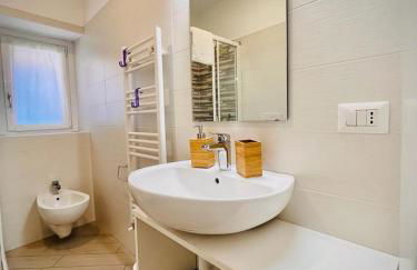 BelSorriso Varese 2 - Elegance City Residence with Private Parking -Reservation Required- - Foto 12