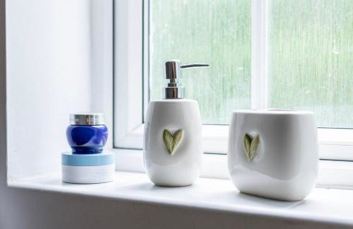 Stylish 5Bedroom Getaway in Quiet Mildenhall Area - Photo 30