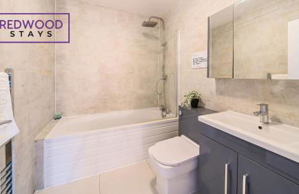 Newly Refurbished Spacious Serviced Apartment for Contractors and Families, Free WiFi & Netflix By Redwood Stays - Foto 20