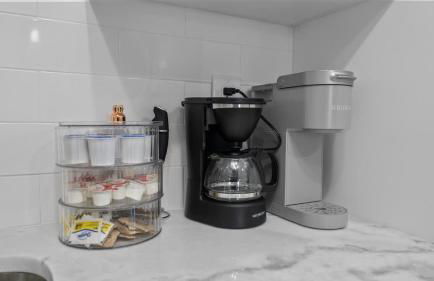 Modern-Retro Themed Home Close to Coffee + Food! - Foto 13