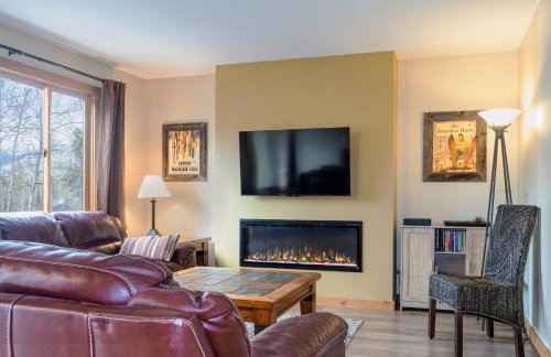 Cozy 2BR with Great Views Near Trails - Photo 2