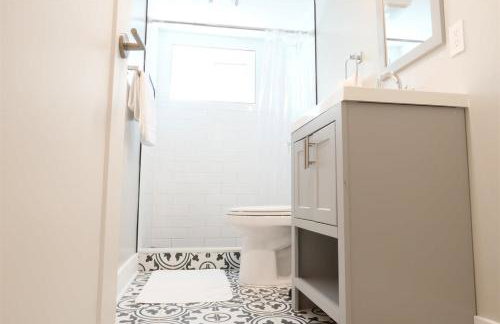 Best of Brookland Family Friendly w Private Parking - Photo 13