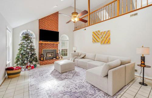 Bright Family Retreat with Private Backyard & Loft - Foto 27