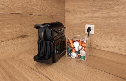 Central 6 Beds Apartment, Group & Family Friendly, Kitchen, Washer, Work Station, Netflix & PayTV - Photo 15