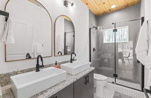 Luxury Modern Cabin with Hot Tub - Foto 23