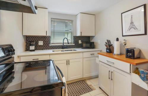 Cozy Heights 2 BD Bungalow, Walkable - Foto 4