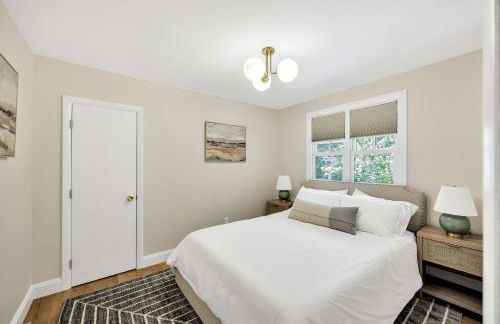 1 Story Family Home Half Mile to Beach with Patio , Grill, Office with Twin Beds, Peaceful Wooded Setting, Spacious Driveway, Garden Views, Walk to Shore, Perfect Cape Cod Getaway for Families - Foto 9