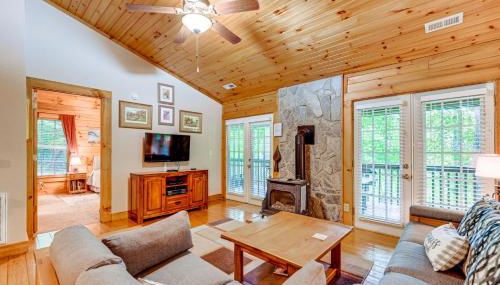 Serene Maggie Valley Retreat with Deck and Hot Tub! - Foto 4