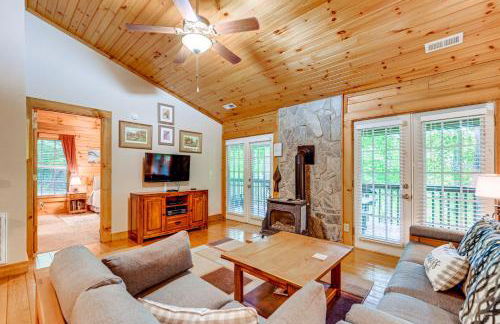 Serene Maggie Valley Retreat with Deck and Hot Tub! - Foto 4