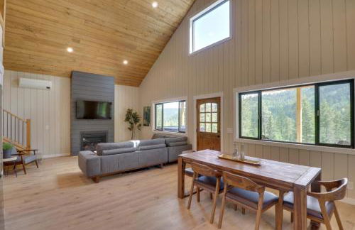 Lakeside Cabin with Hot Tub 3 Mi to Flathead Lake! - Foto 1