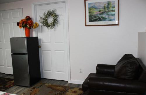 Roomy 2 bedroom 1 bath with private entrance, with fenced yard, and sports court - Foto 13